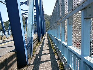 左にトラス鉄鋼、右に鉄骨の格子に金網の張られた狭い歩道を行く。