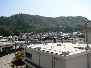 低い横長の山のふもとに広がる米原の小さな町。