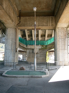 高架橋の下の風景。つまり地下通路と高架橋は、空から見れば重なっていることになる。
