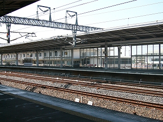 4線の線路内を挟んで、向こう側のホームを見て。人は誰もいない。