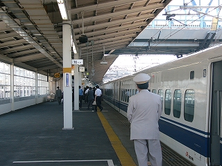 ホームの端付近から到着した列車とホームを眺め通して。手前一両より先のドアから、多くの乗客が降りている。