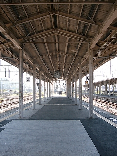 上屋下をまっすぐに見て。もうしばらく先にでホームは終わる。上屋下からは国鉄時代の丸い時計が吊られている。