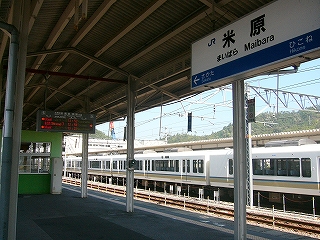 上屋下から隣のホームに停車する221系を見て。