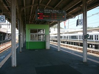 薄緑の待合室とLED式行先案内。