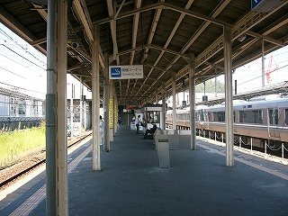 少しくらい上屋の下を、遠くの跨線橋の階段に向って見通して。