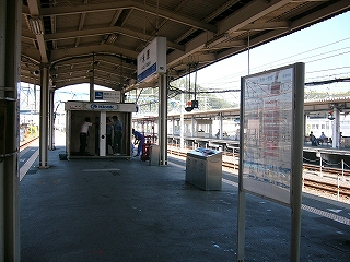 手前に時刻表。ずっと奥に販売機のない自動販売機コーナー。