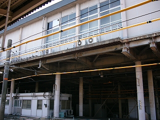 2階部分にあたるコンコースの壁と下のホーム。