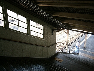 階段内から見た、脇にある窓。木枠で菱形の窓。