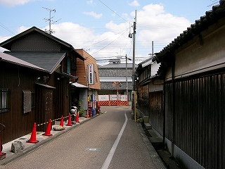 細道。古い住宅が迫っている。