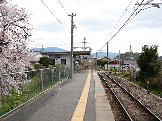 駅舎、踏み切り、線路内を少し離れて見て。