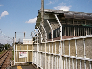 ホームの端は囲うようにして板の柵がしてあり、上部には高くまで有刺鉄線が巻かれている。