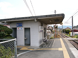 陸屋根の駅舎。