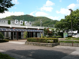 カタカナの駅名表示が印象的な駅前。つつじの植え込みが目立つ。