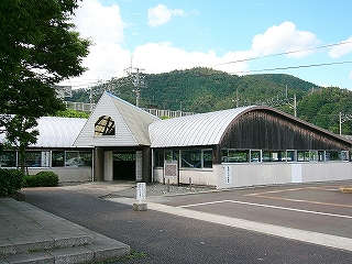 孫の手のような形状をした屋根を持つ駐輪所。