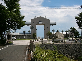 最上部が薄い三角の屋根型になった、縦長の門のようなモニュメント。かなり背が高く、大がかりで、新しいもの。