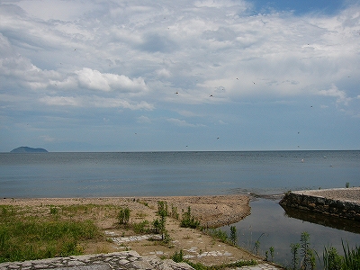 川と湖がつながるところ。複雑な形の小さな砂地が河口左手にある。