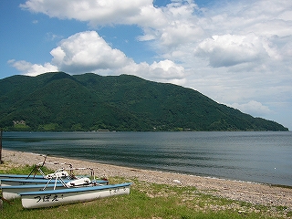 波打際を斜め右に見て。左手にボート3隻。