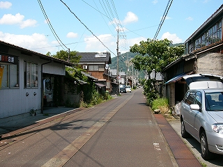 戸建の続く旧道。