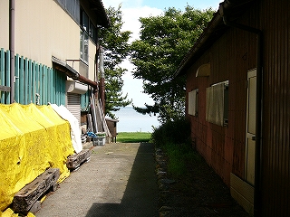 民家と民家の少し狭い間から垣間見える湖面。