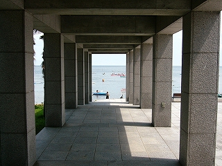 石造りの回廊下から望む湖面。