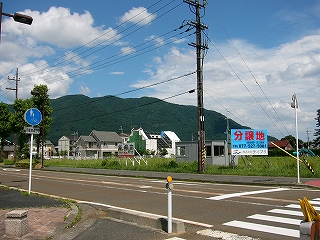 道路の向こうの芝生の広い敷地。