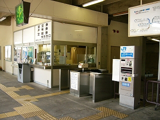 左斜めに出札口を見て。右手にはステンレスのブースの改札口、縦長の券売機がある。