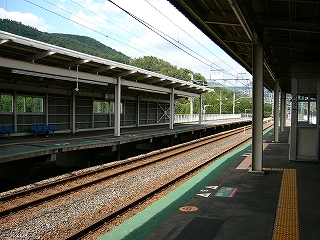 向かいのホームを左手に斜めに見て、右手に立っているホームの上屋の下を見て。無駄なものがなくすっきりとしている。