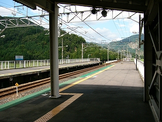 陸屋根の上屋の途切れる寸前からみた、上屋のない駅構内。ずっと先のほうでホームが終わっている。