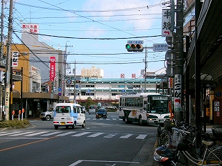 ごちゃごちゃした電線の向こうに駅舎。