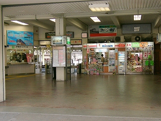 お店があり少し明るい雰囲気の駅舎内。