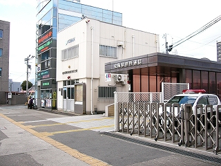 焦げ茶の地下通路入口。