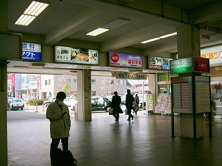 駅舎内と外の風景。