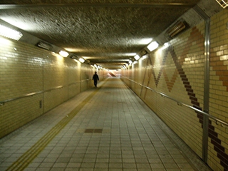 断面が長方形、タイル張りの通路内。