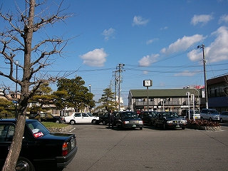 タクシーのある駅前。