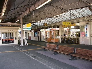 椅子や待合室のある改札口前。