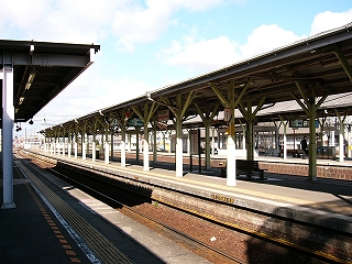 2・3番線の上屋を右斜めに見て。