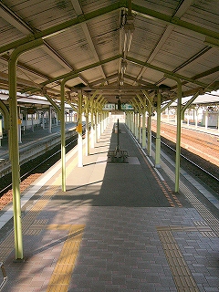 黄緑の鉄骨が支える上屋下を見通して。