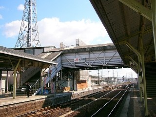 跨線橋と上屋。