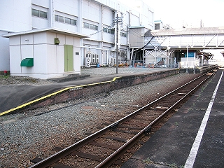 かさ上げされていないホーム終端。