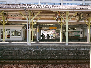 向かいのホーム越しに改札口を見て。