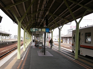 ホームをまっすぐに見て。奥に待合室。