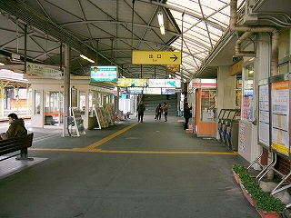 改札口前を真横から見て。