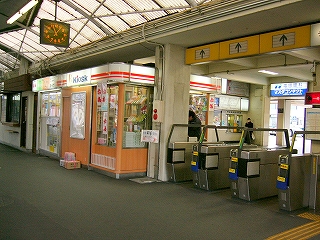 オレンジ色のkioskと自動改札の並び。