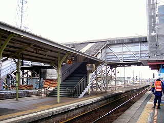 跨線橋と上屋。