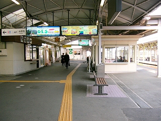 アーチ上の屋根の下。