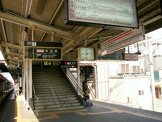 階段上り口を見て。