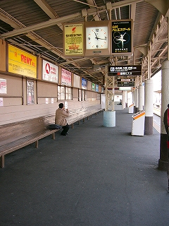 左手の壁に沿って設置された長椅子。