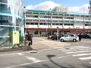 左手にガラス張りの建物。