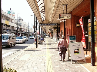 アーケードの下