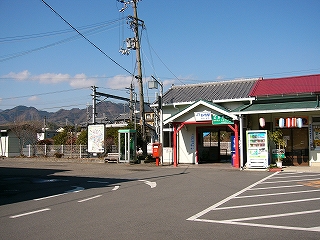 とがった部分が少し多い山脈と駅舎の入口部分。